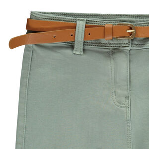 Vaqueros overdyed grandes con cinturón para niña. 