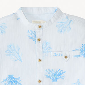Camisa de manga corta con cuello mao estampada en coral para niño. 