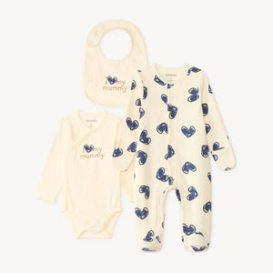 Conjunto de nacimiento de 3 piezas con pijama de corazones. 