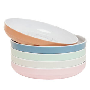 Plato de melamina con estampado de corazones rosa 