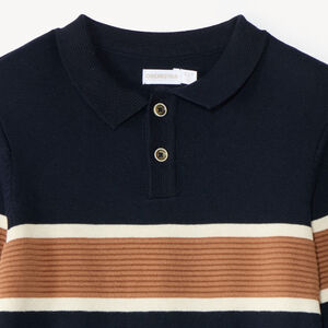 Suéter con diseño niño con cuello tipo polo. 