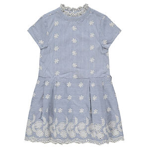 Vestido de manga corta de rayas verticales y dibujos bordados 