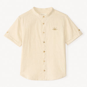Camisa de manga corta con cuello mao y bordado de sol para niño. 