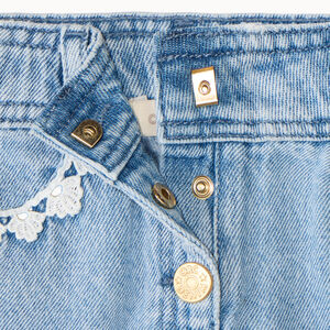 Short de mezclilla con bordado y cintura ajustable niña. 