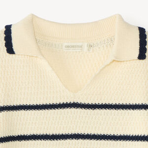 Suéter de niña con cuello tipo polo estilo marinero. 