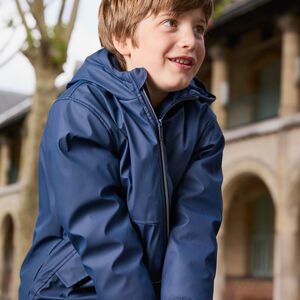 Parka de goma con capucha y forro de micropolar para niño.  Main Parka de goma con capucha y forro de micropolar para niño.