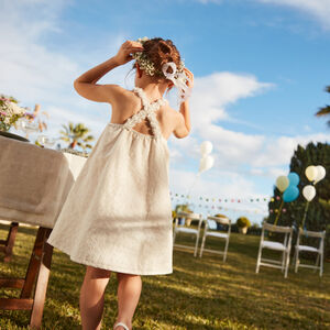 Vestido de tirantes de bordado inglés para niña 