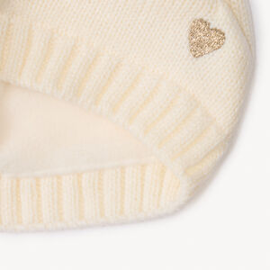 Gorro con pompones fantasía y corazón bordado para bebé niña 