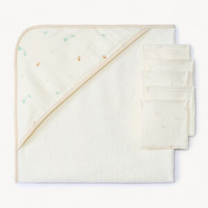 Set de baño bicolor capa y toallita fantasía para bebé 