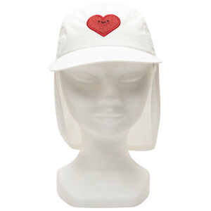 Gorra con protección nuca y corazón brodado 