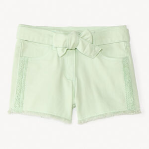 Pantalones cortos de denim con detalles bordados y cinturón para atar para niña. 