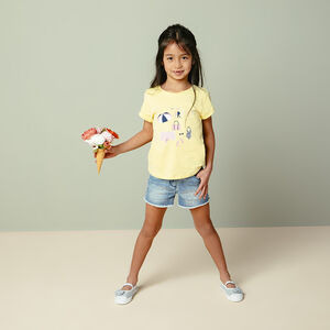 Pantalón corto de vaquero efecto usado con franjas   