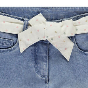 Jeans slim efecto desgastado con cinturón de pañuelo para niña 