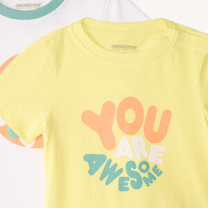 Conjunto de 4 camisetas de manga corta con diseños niño. 