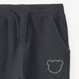 Pantalón de chándal para bebé niño con tejido de panal y estampado de oso. 