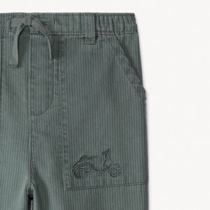 Pantalón de tela armada lisa con bolsillos para bebé niño 