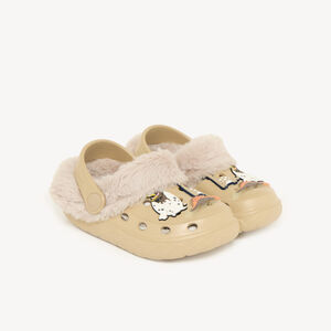 Zapatillas de niño estilo zueco forradas con parche. 