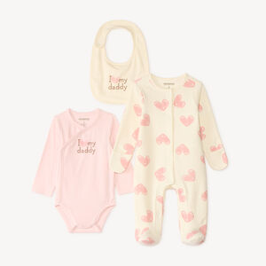 Conjunto de nacimiento de 3 piezas con body de estampado de corazones. 