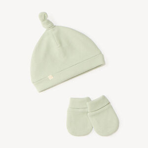 Conjunto de bebé niño con gorro y manoplas de punto en trama de panal 