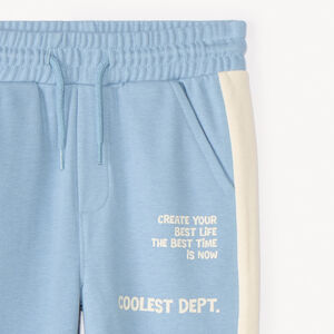 Pantalón de chándal con estampado y franjas niño. 