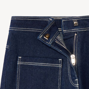 Pantalón de niña de corte amplio, liso y con bolsillos de parche. 