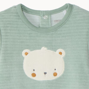 Pelele de terciopelo con parche de animalito para bebé con diferentes aperturas según la edad. 