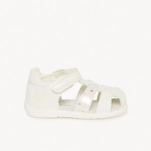 Sandalias de cuero con pequeño diseño de corazón para niña bebé 