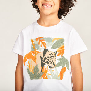 Camiseta de manga corta con estampado fantasía y parche de bucles para niño. 