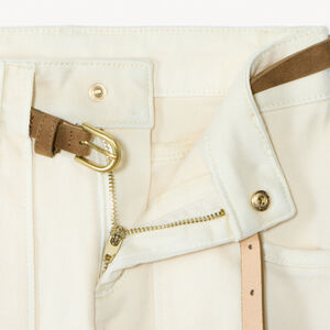 Vaqueros mom en denim liso con cinturón marrón para niña 