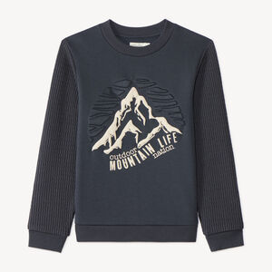 Sudadera para niño de felpa con relieve decorativo. 