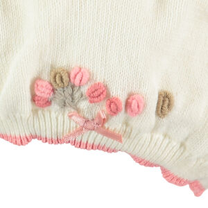 Gorro de punto con flores bordadas y lazo 