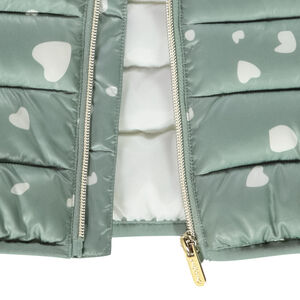 Plumífero ligero con capucha y estampado de corazones para niña 