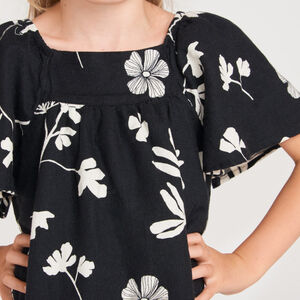 Ropa de niña con estampado de flores y mangas cortas. 