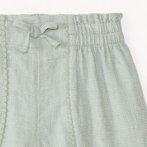 Short de tela con galón de pompones para niña 