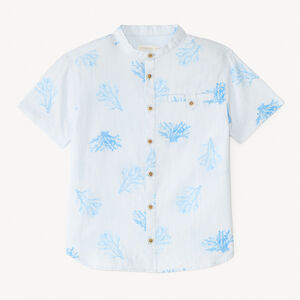 Camisa de manga corta con cuello mao estampada en coral para niño. 