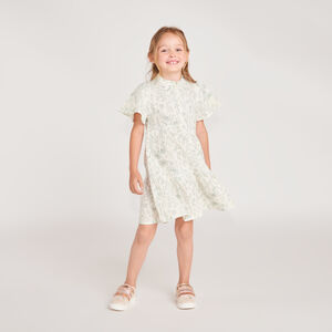 Ropita de niña con mangas cortas de volantes y estampado floral. 