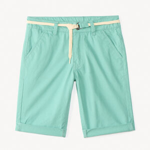Bermudas de tela lisos con cinturón de lazo para niño. 
