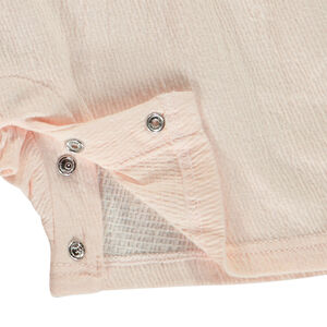 Combishort efecto arrugado con flor bordada para bebé niña 