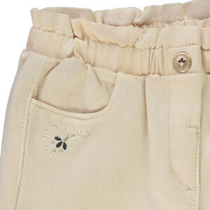 Jeans slim con bolsillos en forma de corazón para bebé niña. 