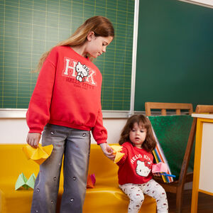Sudadera oversized niña de felpa con bordado de Hello Kitty. 