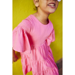Vestido de niña con volantes y mangas cortas en color liso 