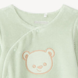 Pijama de terciopelo para bebé con bordado de osito. 