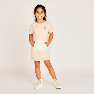 Vestido de manga corta con efecto arrugado y bordado para niña. 