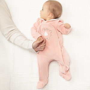 Dors-bien en velours col claudine et broderies pour bébé fille Main Dors-bien en velours col claudine et broderies pour bébé fille