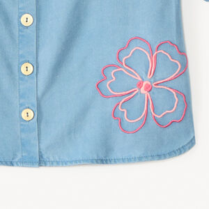 Camisa de manga corta con hombros fruncidos y flores bordadas niña. 