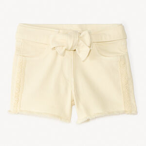 Pantalones cortos de denim con detalles bordados y cinturón para atar para niña. 