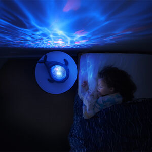 Projecteur baleine Aqua Dream bleu  Main Projecteur baleine Aqua Dream bleu
