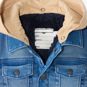 Chaqueta de mezclilla para bebé niño con capucha desmontable en contraste. 