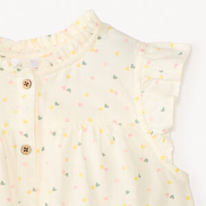 Blusa de bebé niña con mangas con volantes y estampado de corazones 