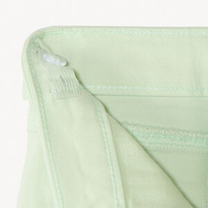 Pantalones cortos de denim con detalles bordados y cinturón para atar para niña. 